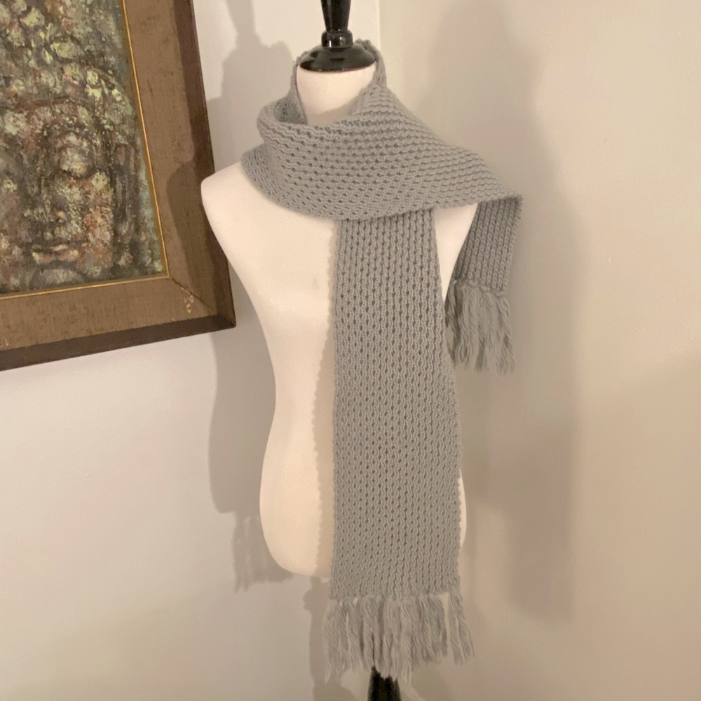 EUC, Unisex, Soft Fringe-Trim Winter Scarf, Grey